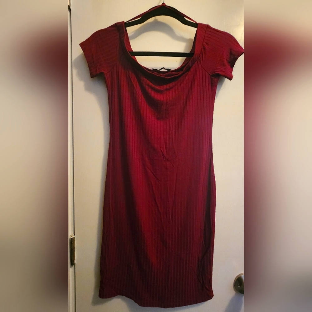 Ambiance, size small and burgundy color